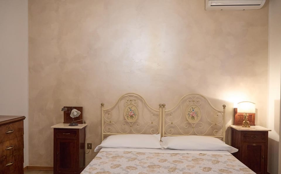 Bed, Photo of the whole room, Bedroom, air conditioner