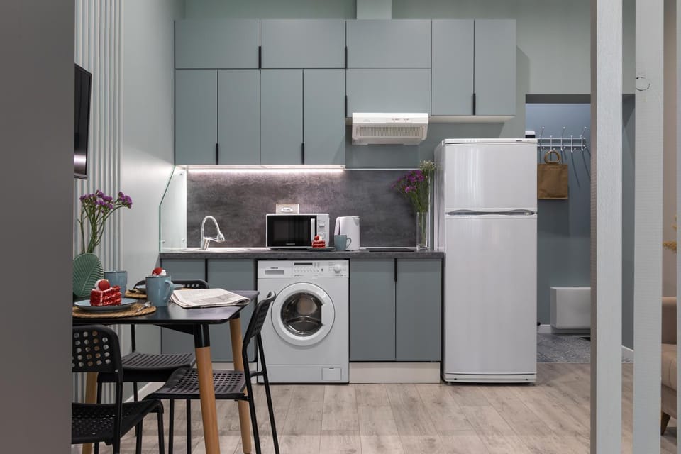 Coffee/tea facilities, Kitchen or kitchenette, Dining area, minibar, stove, washing machine