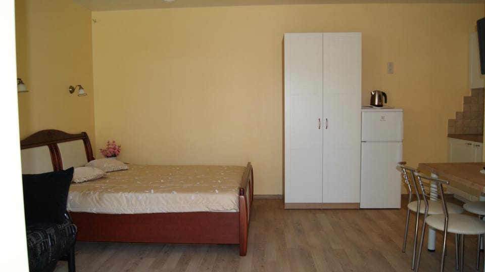 Bed, Dining area, Bedroom, wardrobe