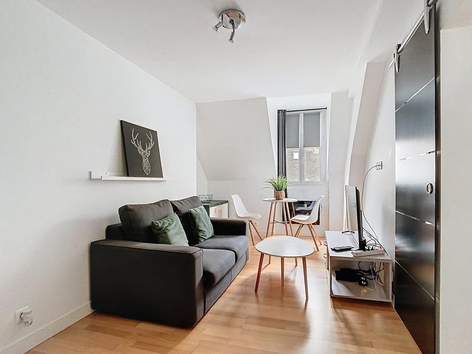 Communal lounge/ TV room, TV and multimedia, Living room, Seating area, Dining area