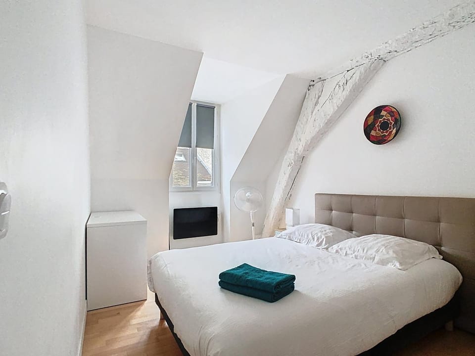 Bed, Photo of the whole room, Bedroom, towels