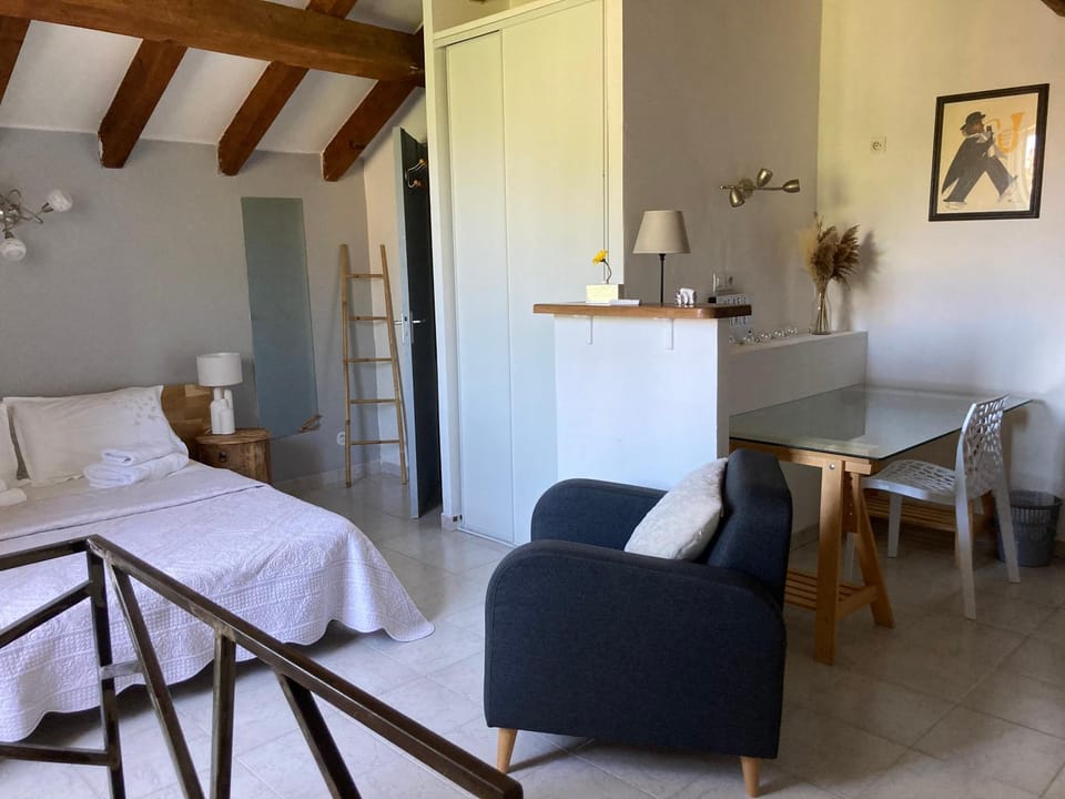 Maison Kyprea: charmant appartement /duplex , spacieux, tout confort avec terrasse extérieure privée, parking privatif , vue pittoresque sur la citadelle de Corté et les montagnes. Apartment in Corsica
