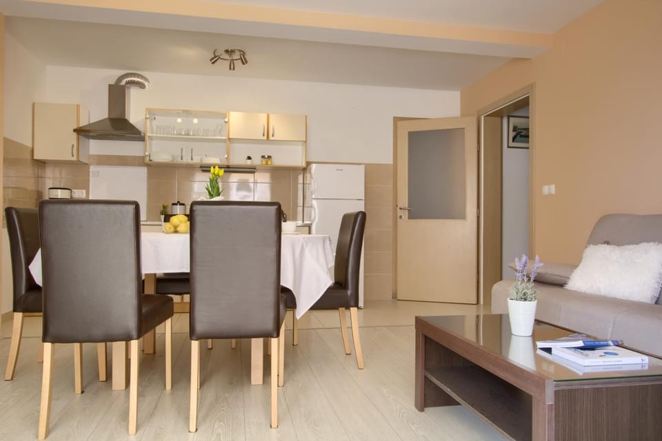 Kitchen or kitchenette, Seating area, stove