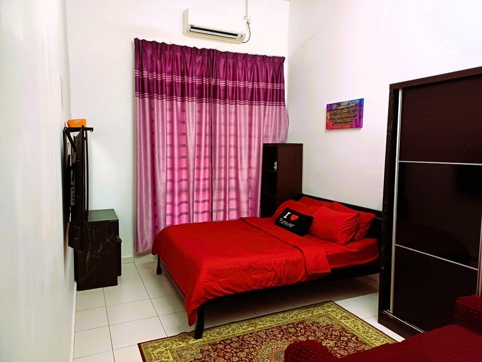 Bed, Photo of the whole room, Seating area, Bedroom, air conditioner