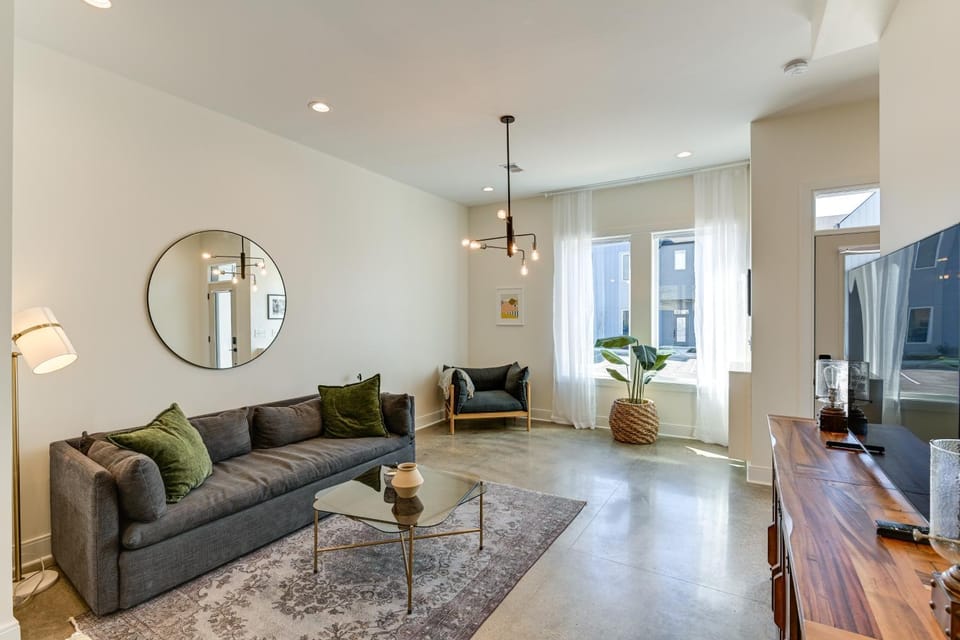 7 Mi to Dtwn Nashville: Modern Madison Townhome House in Madison