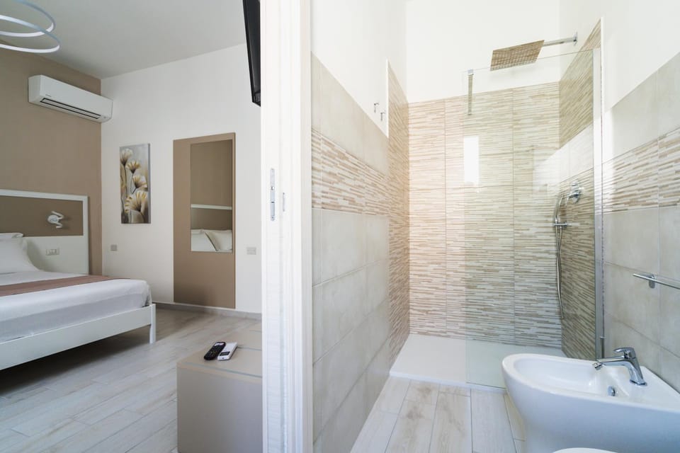 Shower, Toilet, Bed, Photo of the whole room, Bedroom