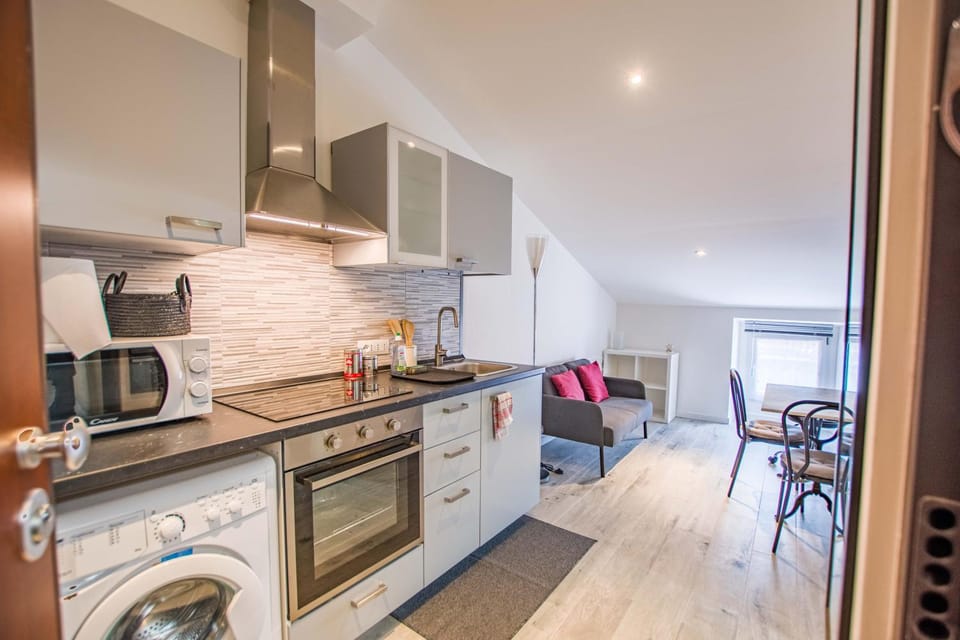 Kitchen or kitchenette, Dining area, minibar, pet friendly