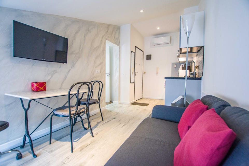 TV and multimedia, Kitchen or kitchenette, Living room, Seating area, minibar, air conditioner