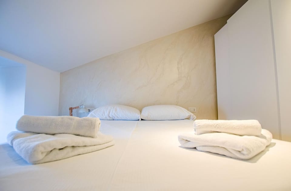 Bed, Bedroom, towels