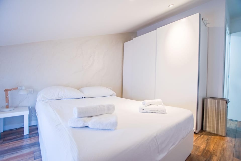 Bed, Bedroom, towels, wardrobe