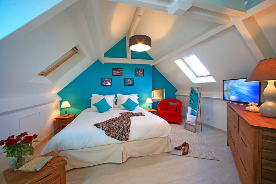 Photo of the whole room, Bedroom