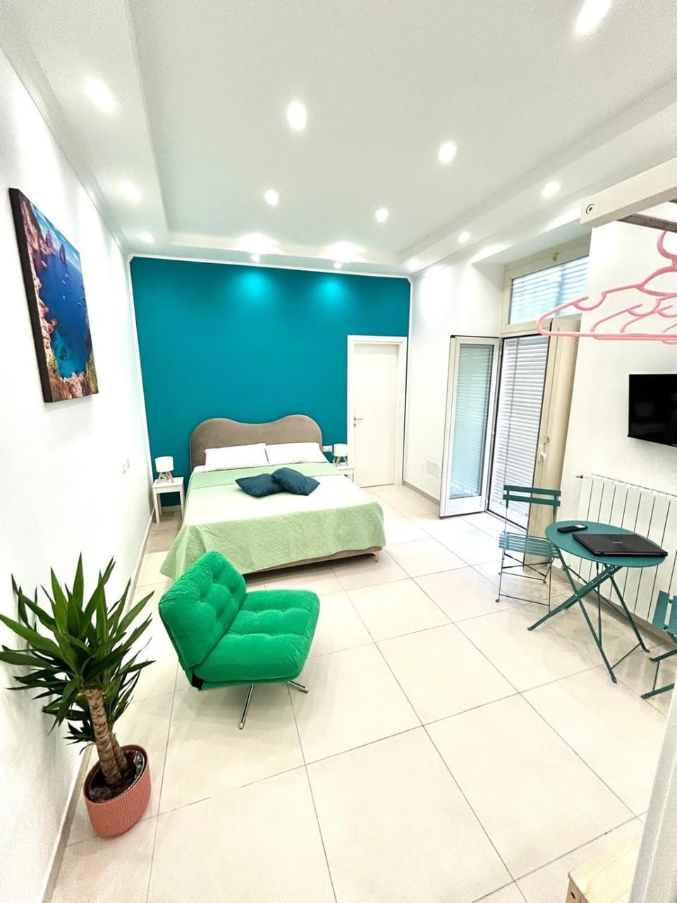 Bed, TV and multimedia, Photo of the whole room, Bedroom
