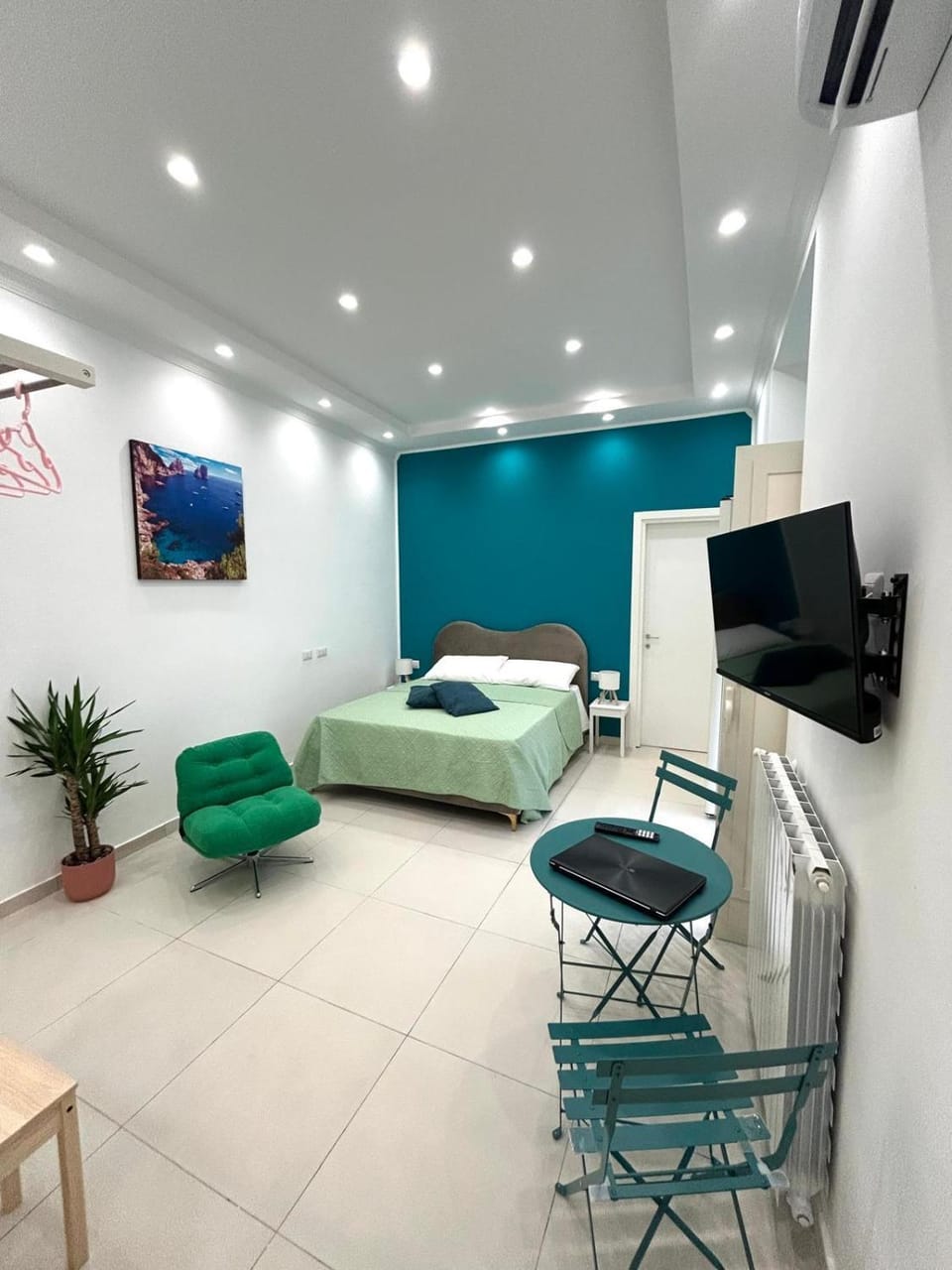 Bed, TV and multimedia, Photo of the whole room, Seating area, Bedroom