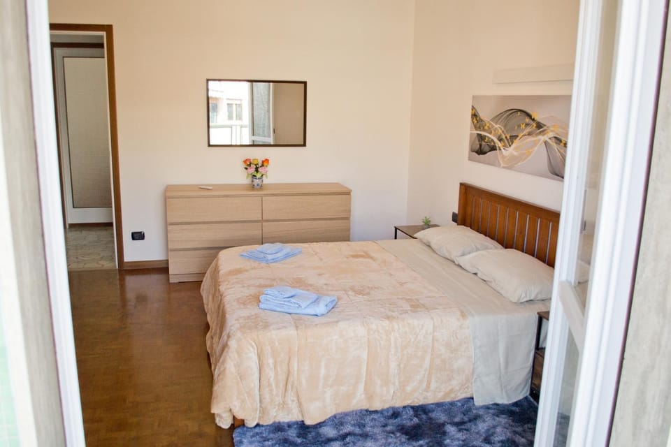 Bed, Photo of the whole room, Bedroom, heating, towels, wardrobe