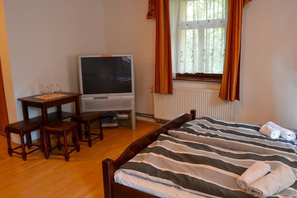 Bed, TV and multimedia, Photo of the whole room, Bedroom