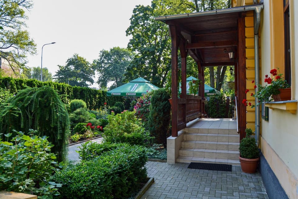 Property building, Day, Garden