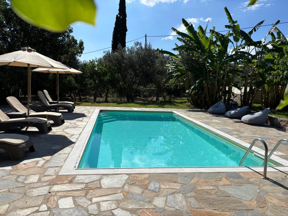 Private Swimmingpool in Cottage House in Islands