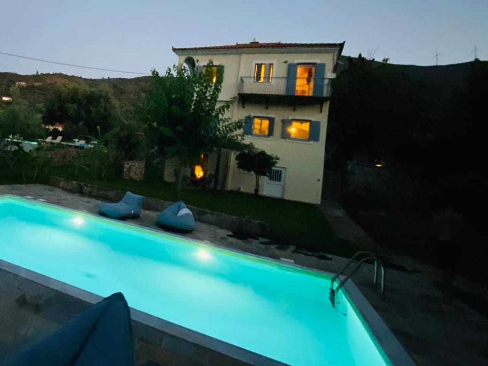 Private Swimmingpool in Cottage House in Islands