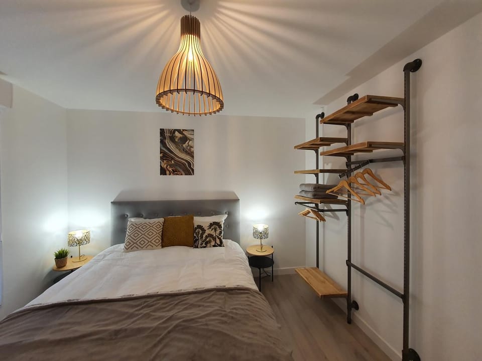 Photo of the whole room, Bedroom