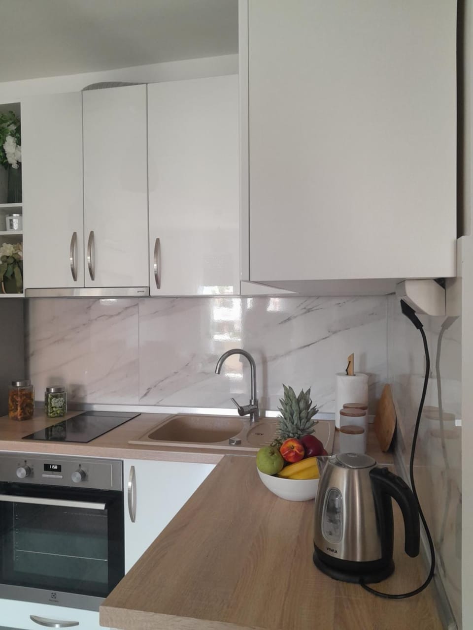 Kitchen or kitchenette, Food and drinks, stove