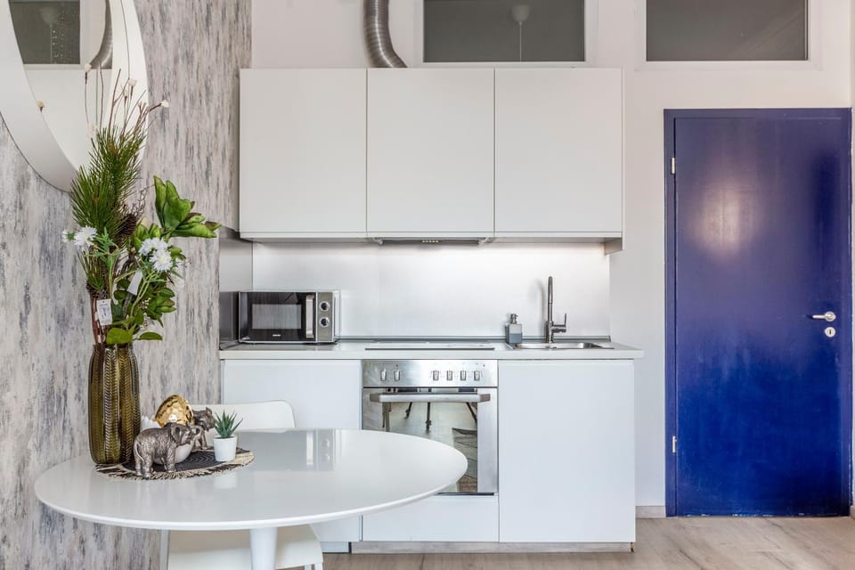 Kitchen or kitchenette, minibar, stove