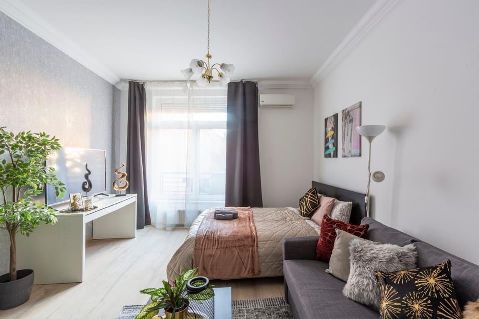 Bed, Living room, Seating area, Bedroom