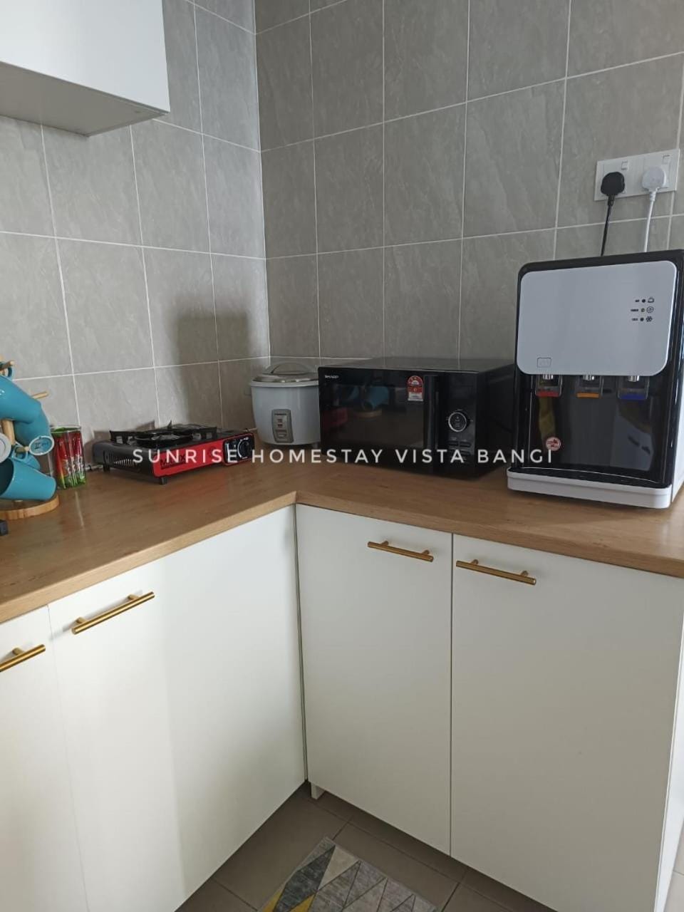 Kitchen or kitchenette, minibar