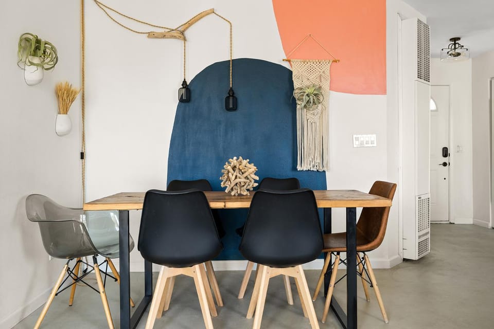 3Br 2Bth, 10 min to JTNP, ZENGrdn, Hot Tub, EV Chr House in Joshua Tree