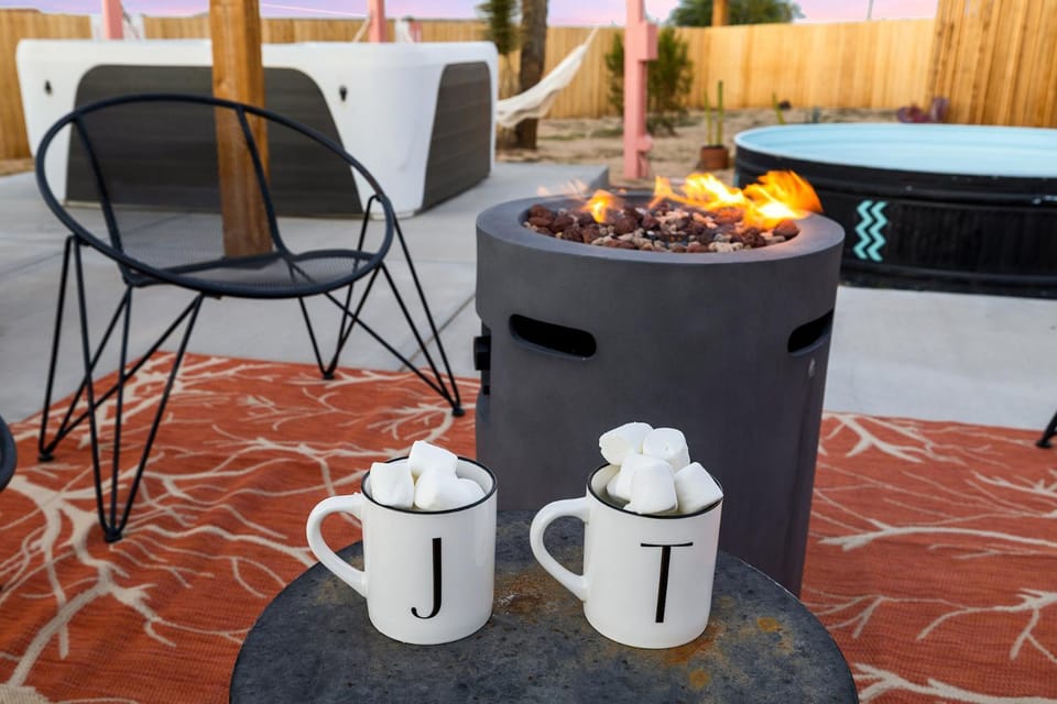 3Br 2Bth, 10 min to JTNP, ZENGrdn, Hot Tub, EV Chr House in Joshua Tree