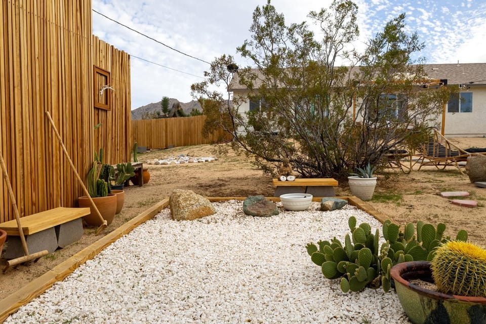 3Br 2Bth, 10 min to JTNP, ZENGrdn, Hot Tub, EV Chr House in Joshua Tree