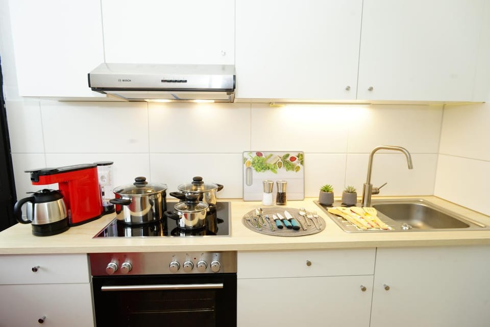 Coffee/tea facilities, Kitchen or kitchenette, stove