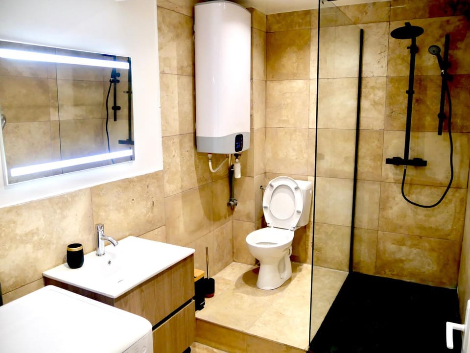 Shower, Toilet