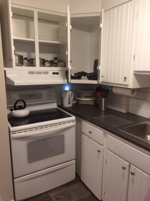 Bauer Terrace - Cozy 1 bedroom beside The Citadel Apartment in Dartmouth