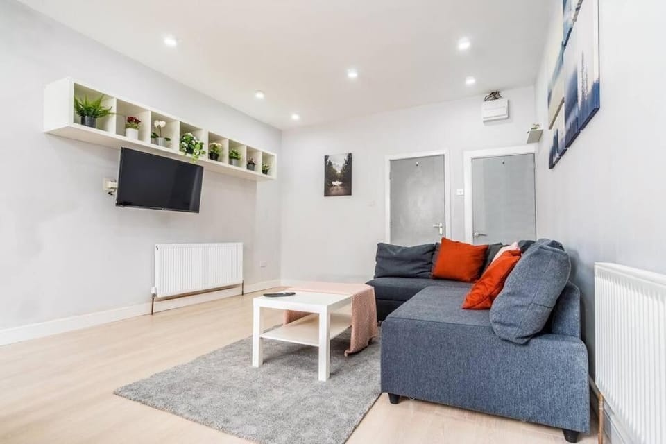 TV and multimedia, Living room, Evening entertainment