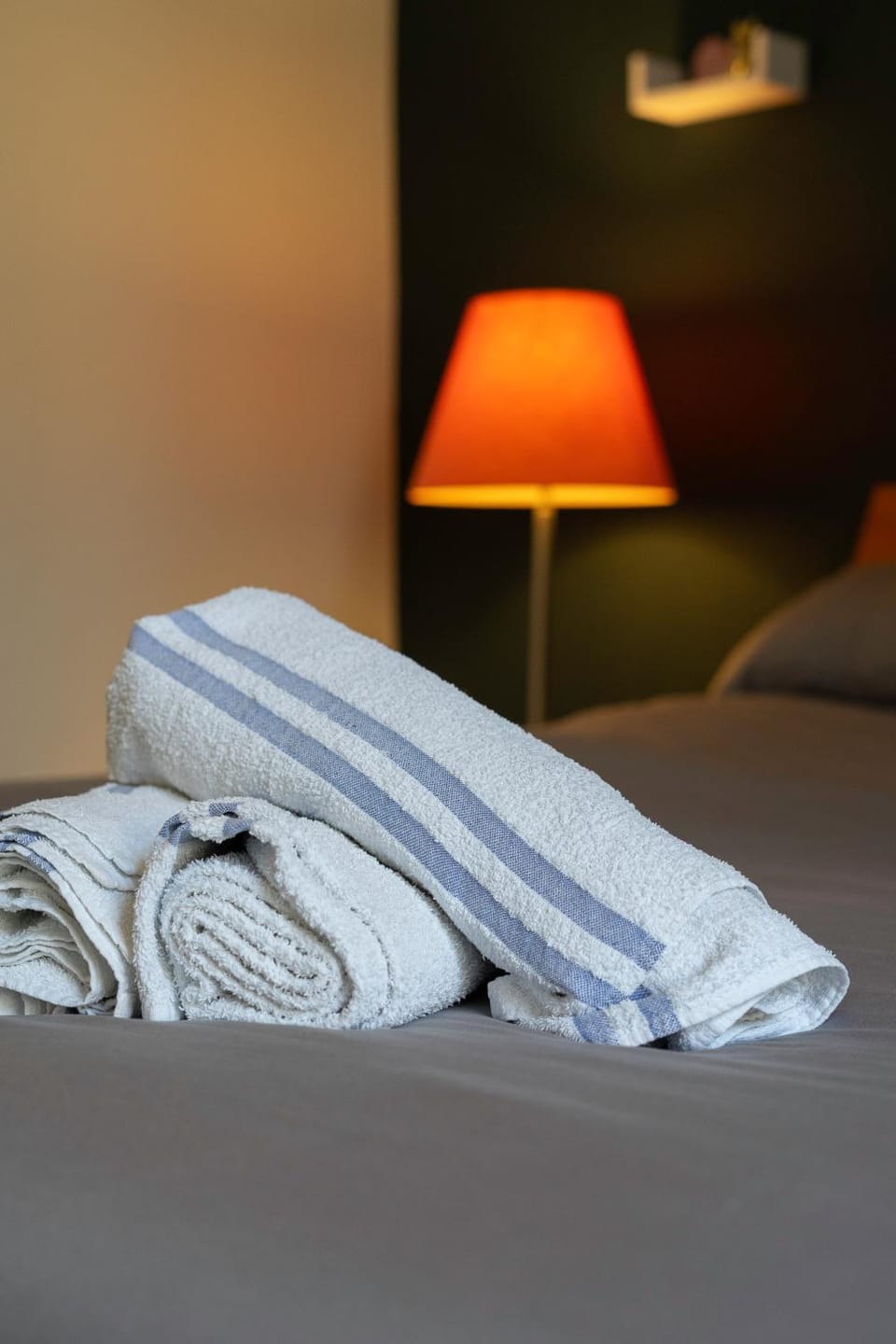 Bed, Bedroom, towels