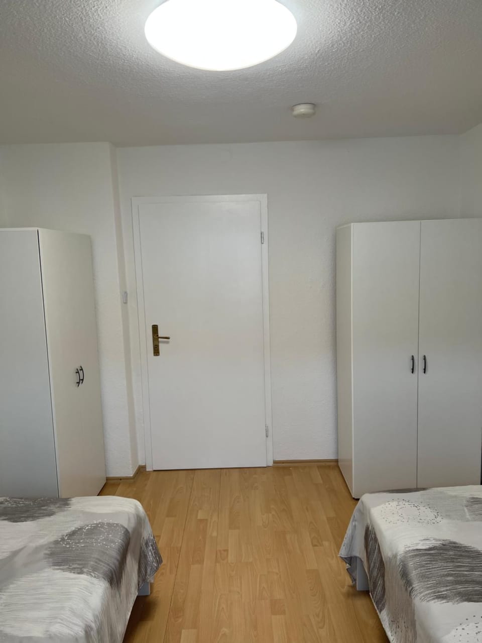 Photo of the whole room, Bedroom, wardrobe