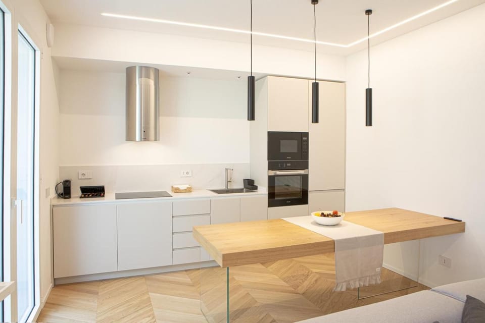 Kitchen or kitchenette, Dining area