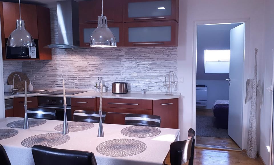 Coffee/tea facilities, Kitchen or kitchenette, Dining area, minibar, pet friendly, stove