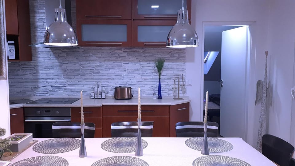 Kitchen or kitchenette, Dining area, minibar, stove