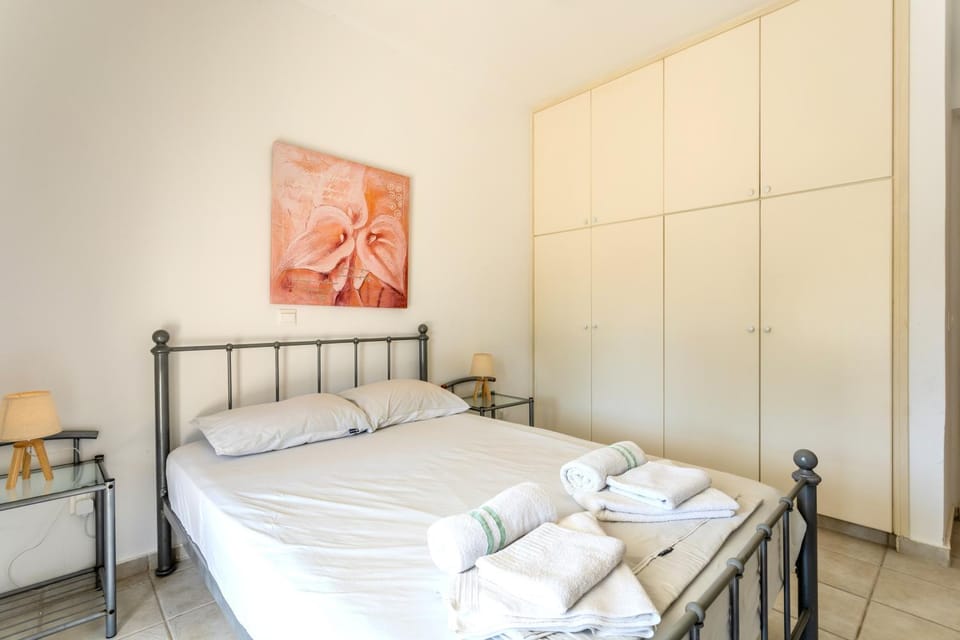 Bed, Bedroom, towels, wardrobe