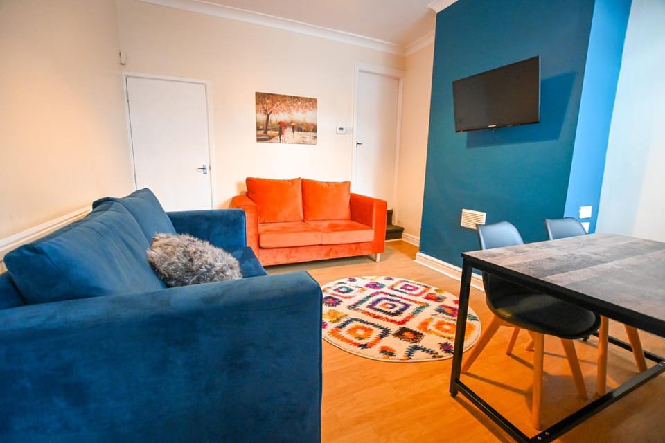 TV and multimedia, Living room, Seating area, Evening entertainment