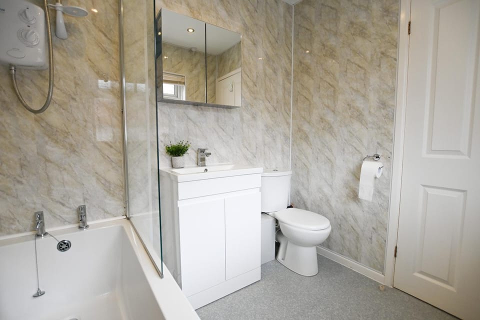 Shower, Toilet, Bathroom, towels