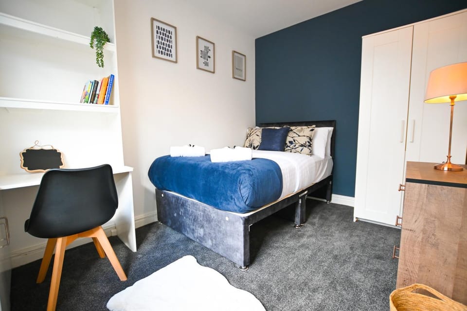 Bed, Photo of the whole room, Bedroom, hair dresser, internet