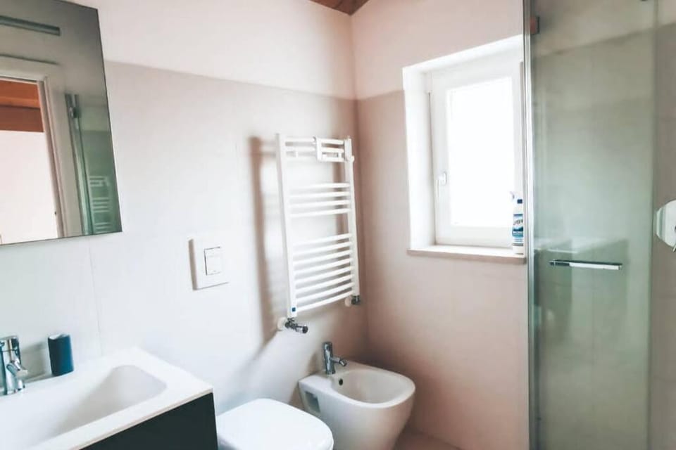 Shower, Toilet, Bathroom, bidet, Internal: Not applicable to any particular room