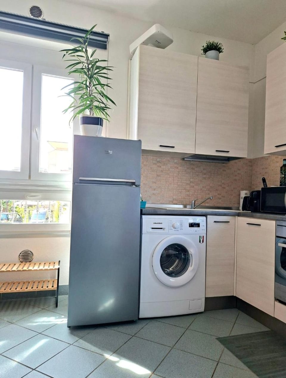 Kitchen or kitchenette, washing machine