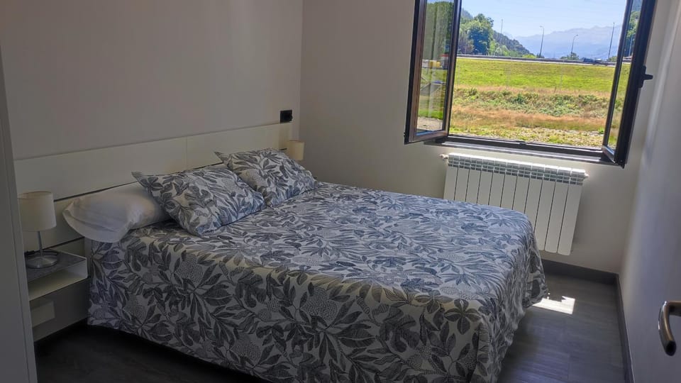 Bed, Natural landscape, Photo of the whole room, Bedroom