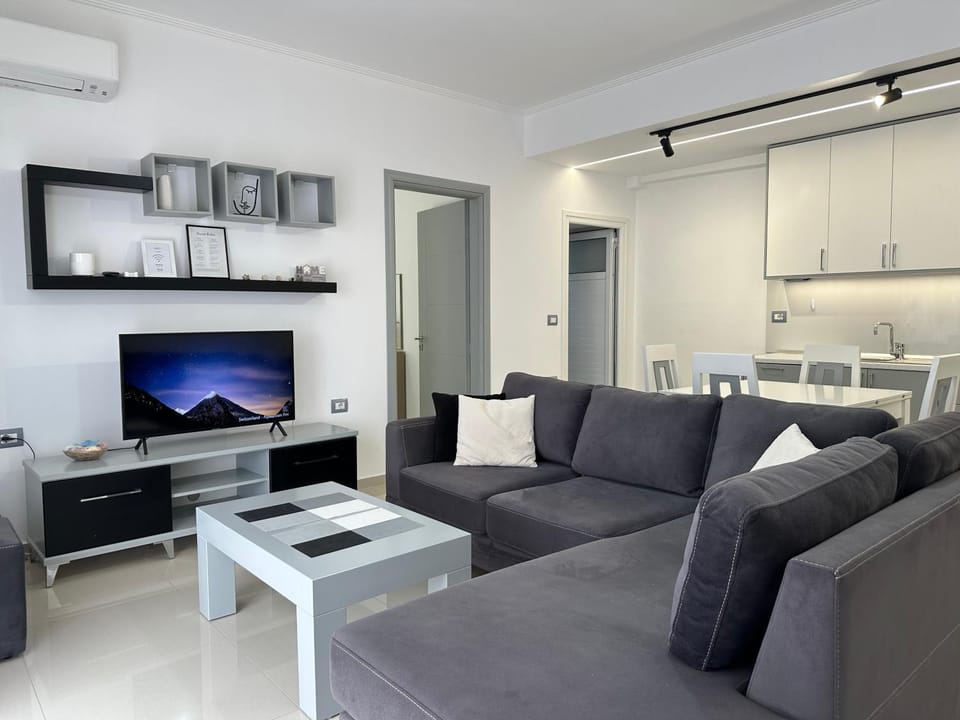 Communal lounge/ TV room, TV and multimedia, Living room, Seating area, Evening entertainment, air conditioner
