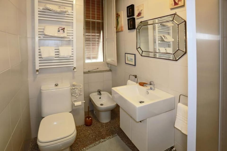 Shower, Bathroom, bidet, towels