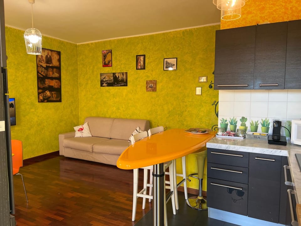 Kitchen or kitchenette, Living room, Seating area, Dining area, oven, stove
