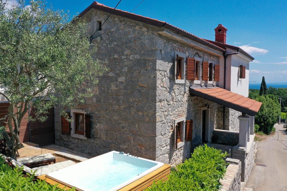 Property building, Garden, Hot Tub, Garden view, Swimming pool